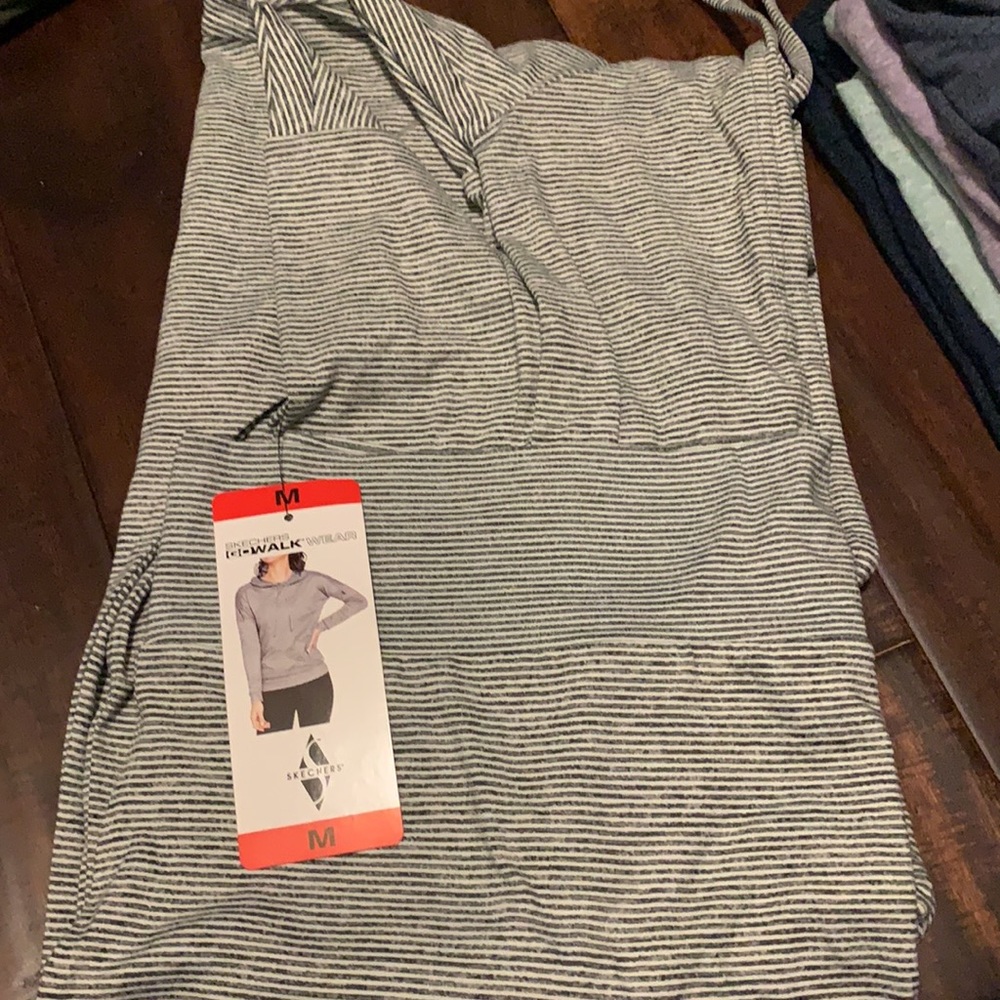 Skechers gowalk wear medium, relaxed fit hoodie, color white gray. - Picture 3 of 4